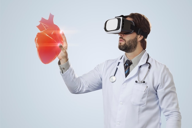 Médico usando óculos de realidade virtual, olhando para um coração virtual.