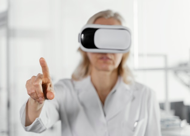 Médico usando óculos de realidade virtual