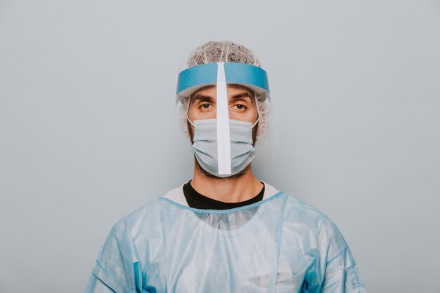 Foto médico usando roupa de proteção e máscara facial para lutar contra covid-19 ()