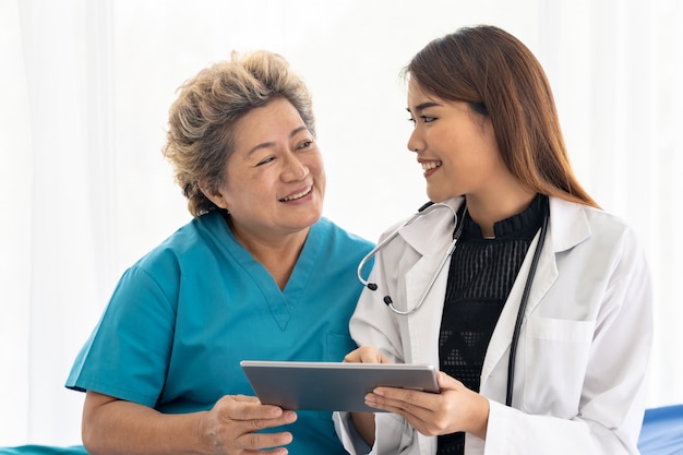 Médico usando tablet com paciente idoso