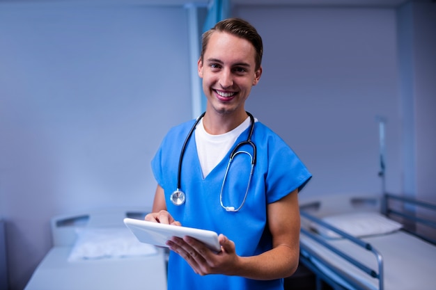 Médico usando tablet digital na enfermaria no hospital