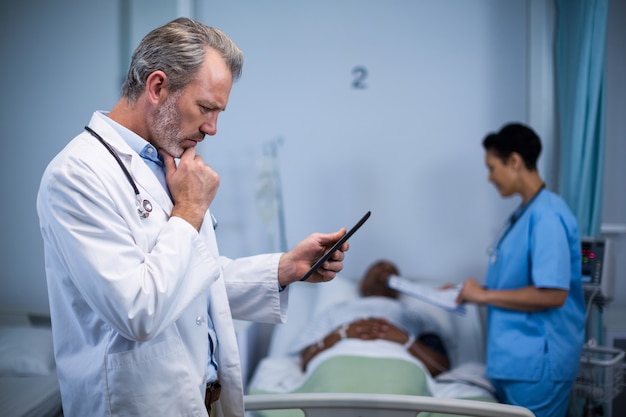 Médico usando tablet digital na enfermaria