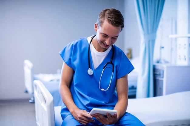 Médico usando tablet digital na enfermaria