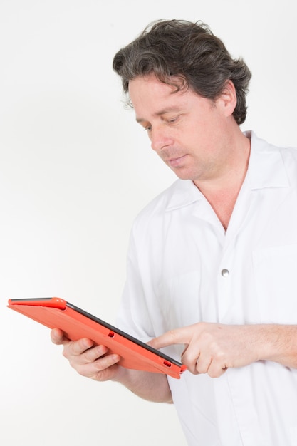 Médico usando tablet eletrônico