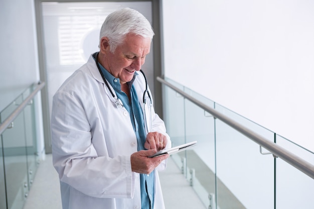 Médico usando um tablet digital na passagem