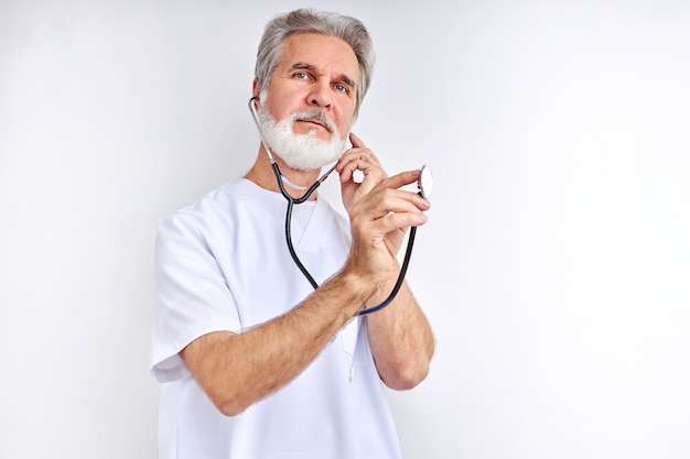 médico use estetoscopio. anciano médico está listo para examinar al paciente con el uso de estetoscopio