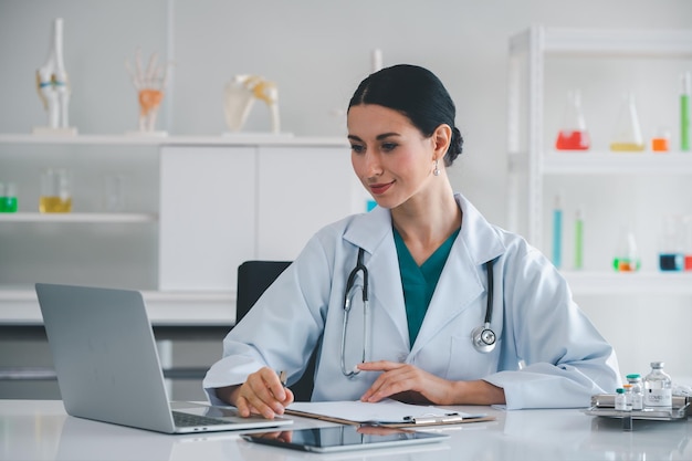 El médico usó la vacuna de inyección de jeringa para proteger a las personas contra el concepto de atención médica del virus El médico advirtió que la máscara facial y los guantes para proteger el virus