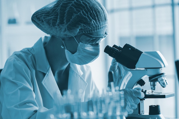 El médico usó la vacuna de inyección de jeringa para proteger a las personas contra el concepto de atención médica del virus El médico advirtió que la máscara facial y los guantes para proteger el virus