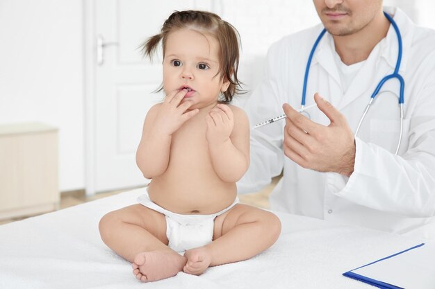 Foto médico vacinando menina na clínica