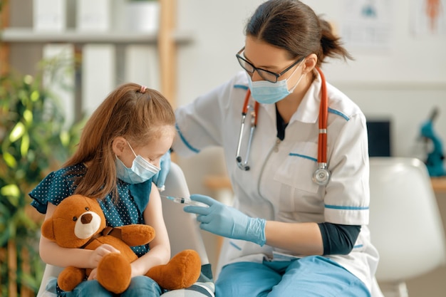 Médico vacunar al niño en el hospital.