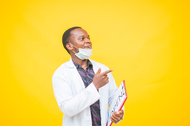 Médico varón africano con una máscara protectora