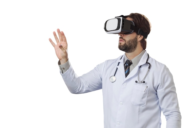 Médico varón con gafas de realidad virtual en una pared blanca