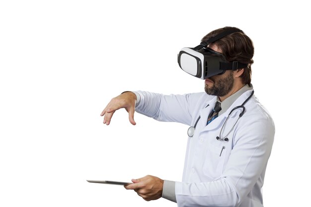 Médico varón con gafas de realidad virtual