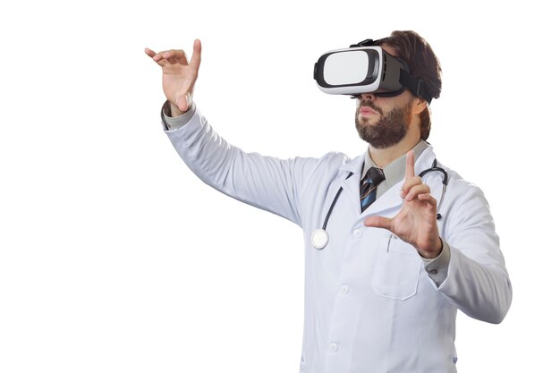 Médico varón con gafas de realidad virtual.