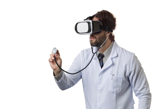 Médico varón con gafas de realidad virtual.