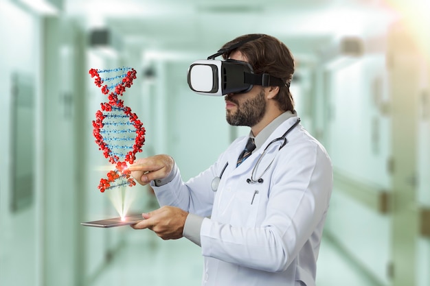 Médico varón en un hospital, mirando un ADN virtual que sale de una tableta