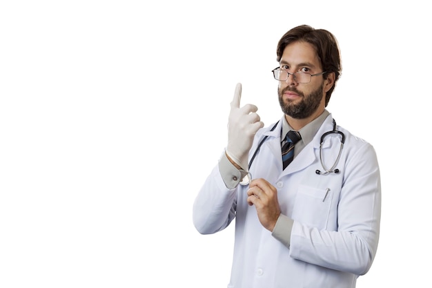 Médico varón poniéndose guantes de látex en una pared blanca