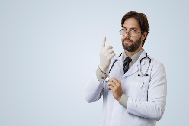 Médico varón, poniéndose guantes de látex.