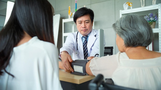 Médico varón que se especializa en medir la presión arterial del paciente