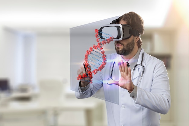 Médico varón en su oficina, utilizando unas gafas de realidad virtual, mirando un ADN virtual