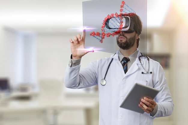 Médico varón en su oficina, utilizando unas gafas de realidad virtual, mirando un ADN virtual