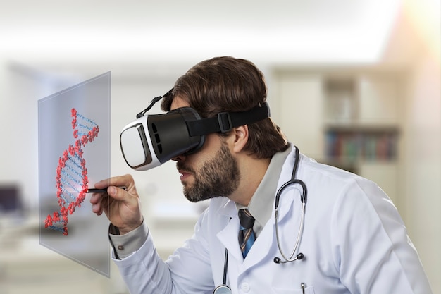 Médico varón en su oficina, utilizando unas gafas de realidad virtual, mirando un ADN virtual