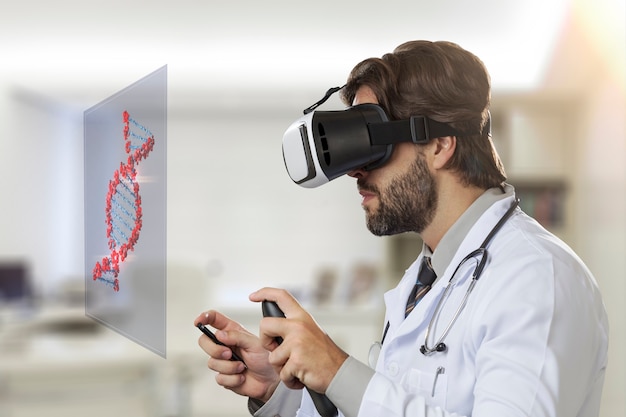 Médico varón en su oficina, utilizando unas gafas de realidad virtual, mirando un ADN virtual