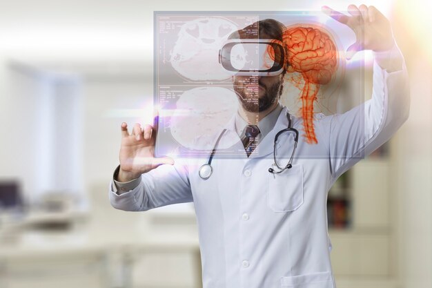 Médico varón en su oficina, utilizando unas gafas de realidad virtual, mirando un cerebro virtual