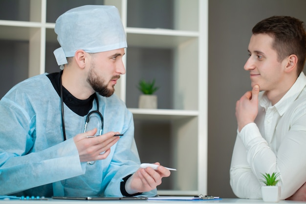 El médico verifica la salud del paciente en la clínica.