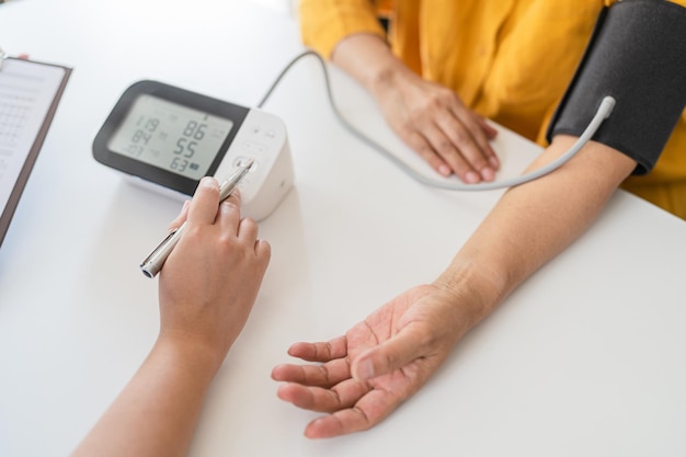 Médico verificando a pressão arterial do paciente Cuidados de saúde