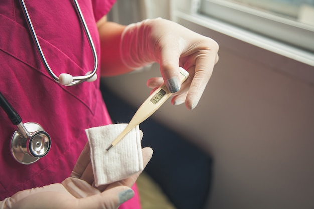 médico verificando a temperatura