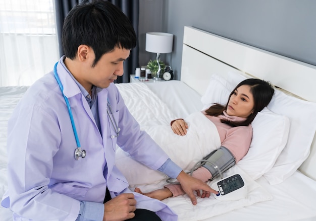 Médico, verificando o paciente em um quarto de hospital