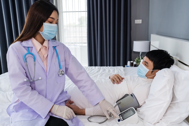 Médico, verificando o paciente em um quarto de hospital