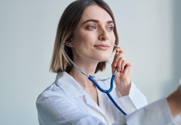 Médico vestido médico enfermeira estetoscópio saúde luz fundo