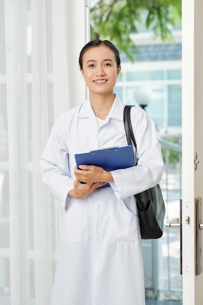 Médico vindo para casa do paciente