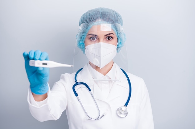 médico virologista protegido médico usar máscara médica mostrar termômetro