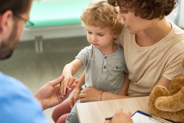 Foto médico visitante lindo niño pequeño