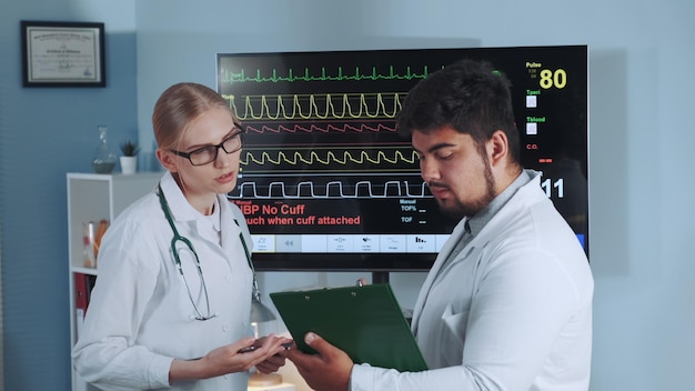 Foto médicos a discutir o registo médico no hospital