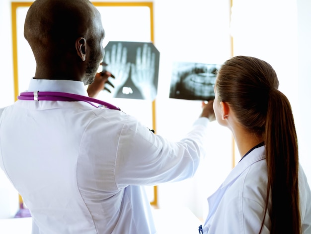 Médicos analisando um raio-x em uma reunião