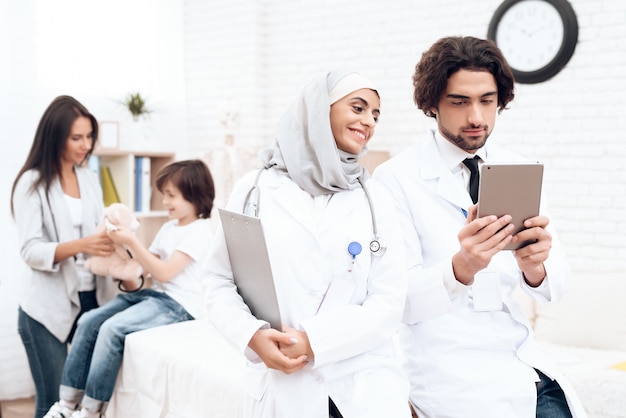 Los médicos árabes están mirando algo en la tableta.