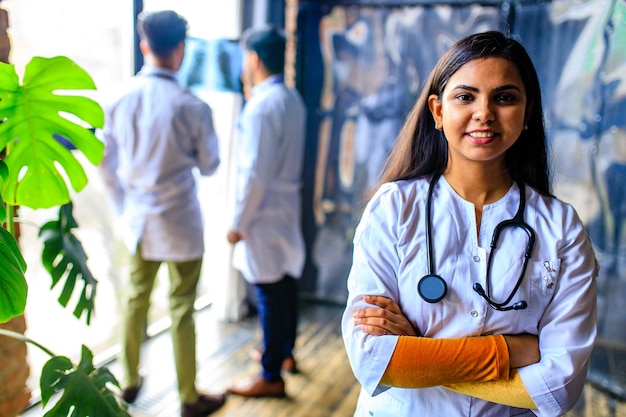 Foto médicos asiáticos de raça mista e enfermeira no escritório