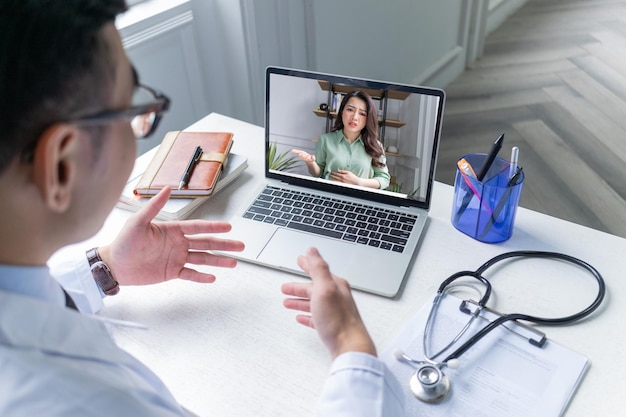 Médicos asiáticos são telemedicina para pacientes através do conceito de telessaúde por videochamada