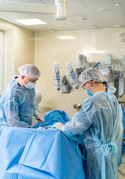 Médicos de atención médica de cirugía moderna que operan en la sala del hospital