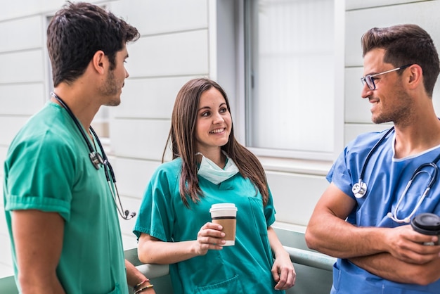 Médicos bebiendo café durante el descanso en el hospital