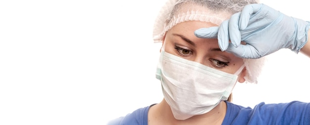 Médicos cansados com máscara protetora