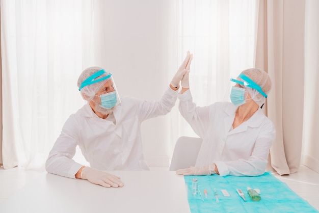 Médicos com máscara e protetor facial estão prontos para trabalhar no hospital