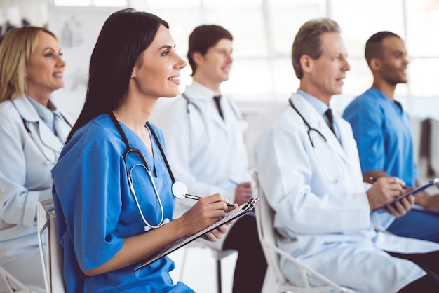 Foto médicos en la conferencia