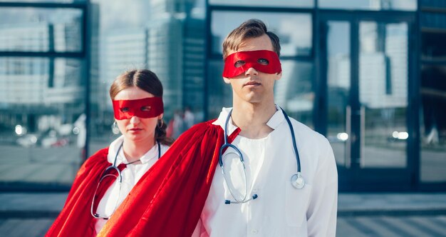 Médicos de perto são super-heróis parados em uma foto de rua da cidade com um espaço de cópia