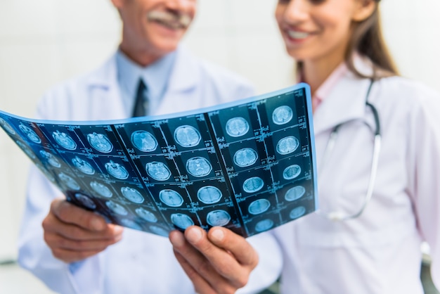 Médicos de sucesso do grupo estão assistindo a raio-x.