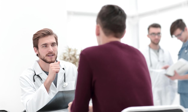 Foto los médicos discuten con el paciente la radiografía.